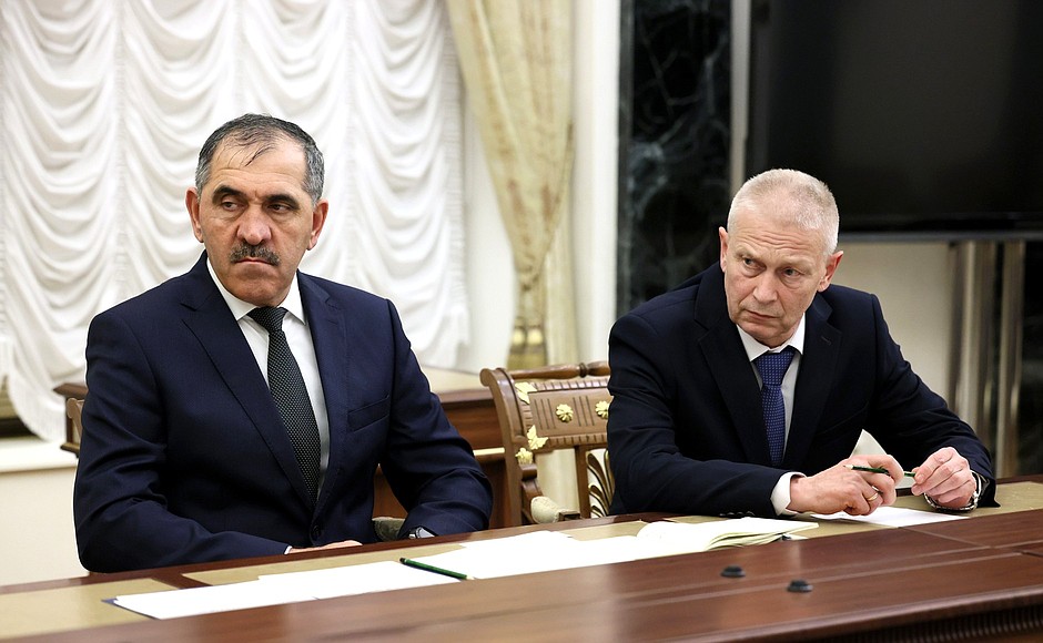 https://hg2wordpressfmsostor01.z2.web.core.usgovcloudapi.net/OE%20Watch%20Issues/2024-06/Zenn%2001%20Russian%20Deputy%20Defence%20Minister%20Yunus-Bek%20Yevkurov%20(left).jpg